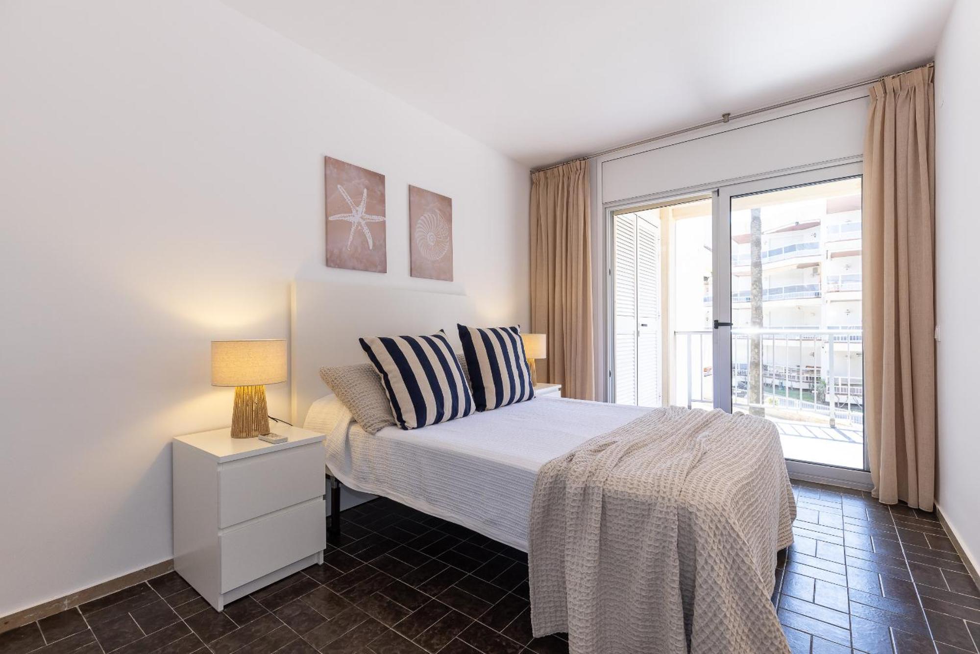 Uhc Dms Family Apartments Камбрильс Номер фото